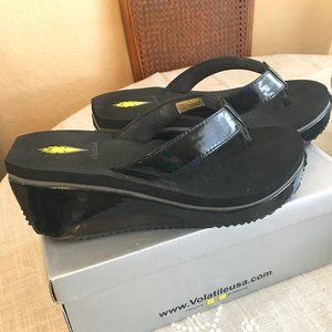BLACK PATENT SANDALS BY "VOLATILE" - SZ 9 MED - STYLE MALTA - LIKE NEW!! SHARP!